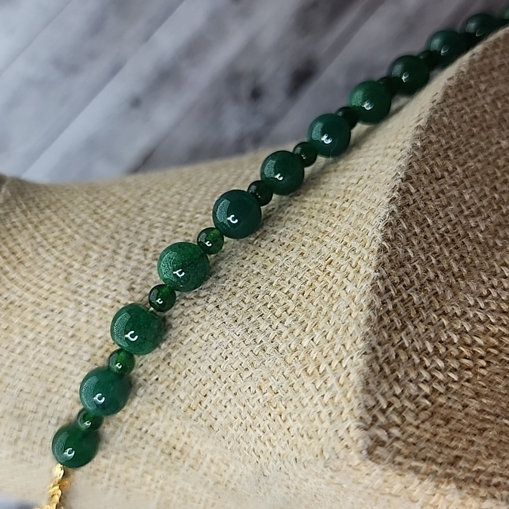 Emerald green gemstone beaded 22-inch necklace, 8/5 mm. - Picture 4 of 8